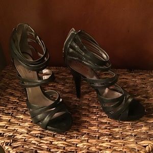 Guess “Credenza” Black Strappy sandal - Size 7.5 - worn once, like new